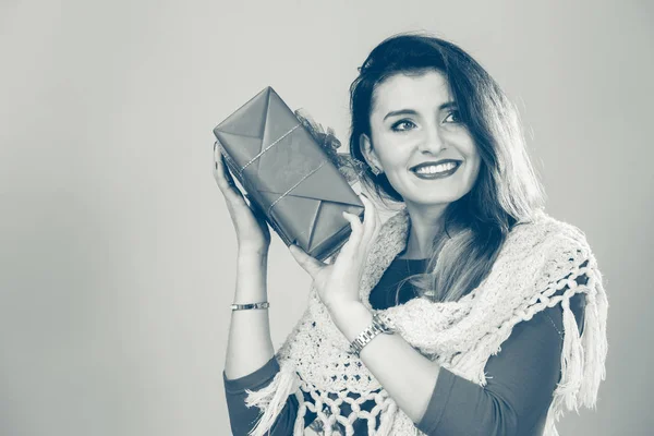 Mujer con caja de regalo de Navidad roja — Foto de Stock