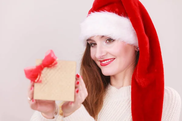 Frau im Geschenkkarton. Weihnachtszeit — Stockfoto