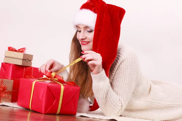 Glückliche Frau macht Weihnachtsgeschenke — Stockfoto