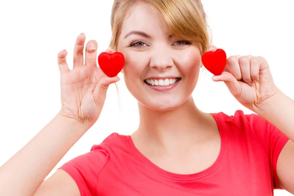 Mujer divertida sostiene corazones rojos símbolo de amor — Foto de Stock