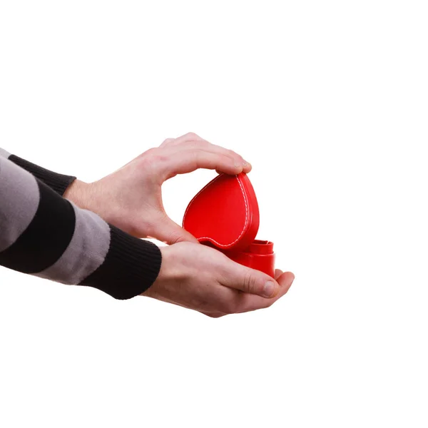 El hombre sostiene la caja de regalo en forma de corazón en la mano —  Fotos de Stock