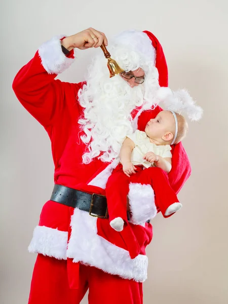 Człowiek sobie dziecko gospodarstwa kostium santa claus — Zdjęcie stockowe
