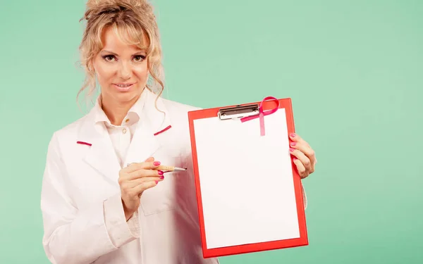 Doctor mostrando carpeta con cinta rosa por pluma . —  Fotos de Stock