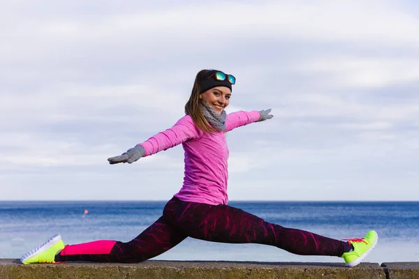 Femme fitness sport fille entraînement en plein air par temps froid — Photo