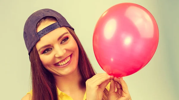 Feliz adolescente con globo rojo . — Foto de Stock