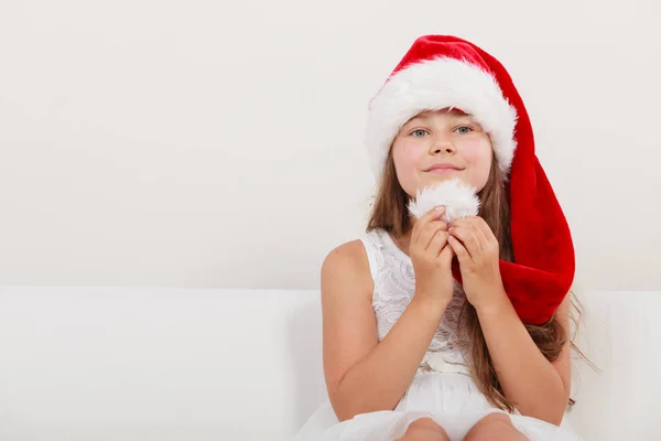 Liten flicka unge i jultomten hatt. Christmas. — Stockfoto
