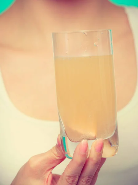 Kvinna som håller glas med vatten och brustablett — Stockfoto
