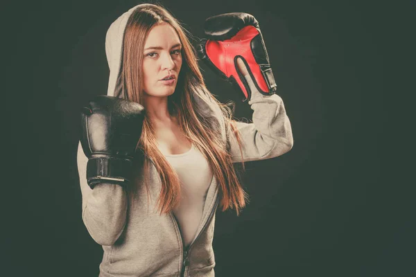女性は空気で腕を持つボクサー手袋を着用します。. — ストック写真
