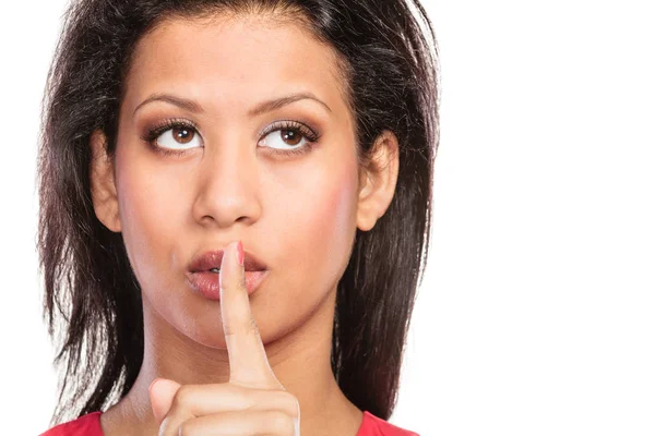 Mujer con el dedo en los labios mostrando gesto de silencio. —  Fotos de Stock