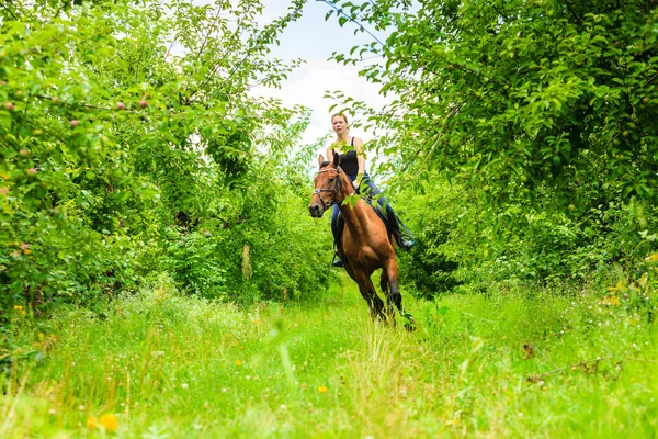 Jovencita montándose en un caballo —  Fotos de Stock