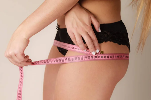 Žena, měření closeup její boky — Stock fotografie