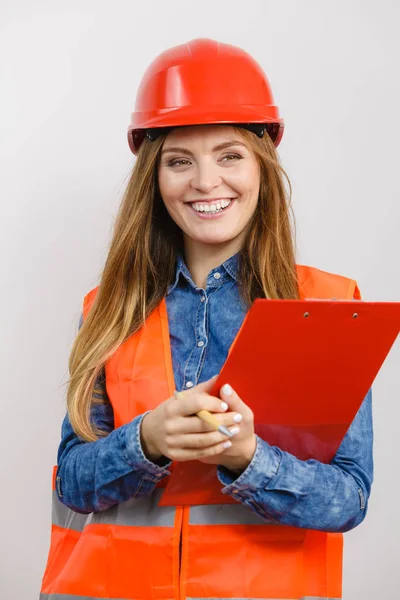 Ingenieurin Bauarbeiterin im Helm. — Stockfoto