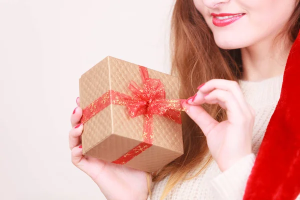 Frau öffnet Geschenkbox. Weihnachtszeit — Stockfoto