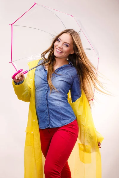 Mujer con abrigo impermeable bajo paraguas —  Fotos de Stock