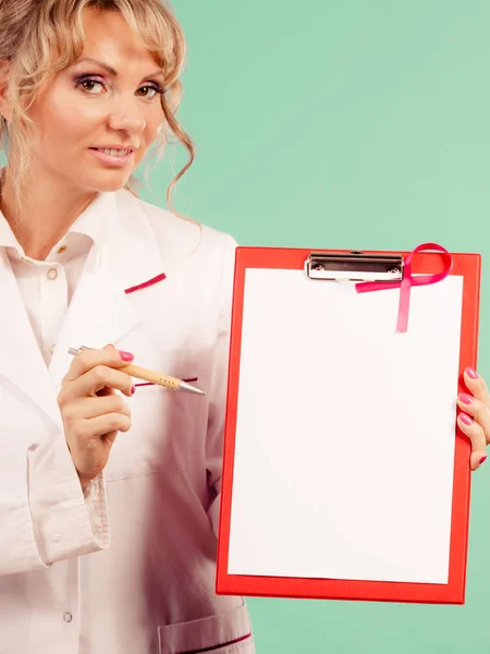 Doctor showing folder with pink ribbon by pen. — Stock Photo, Image