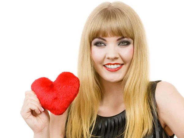 Ragazza sorridente con cuore — Foto Stock