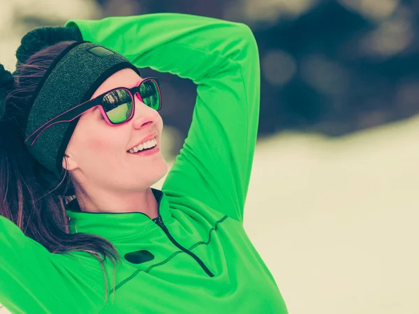 Mujer ajuste deporte modelo entrenamiento al aire libre en día frío — Foto de Stock