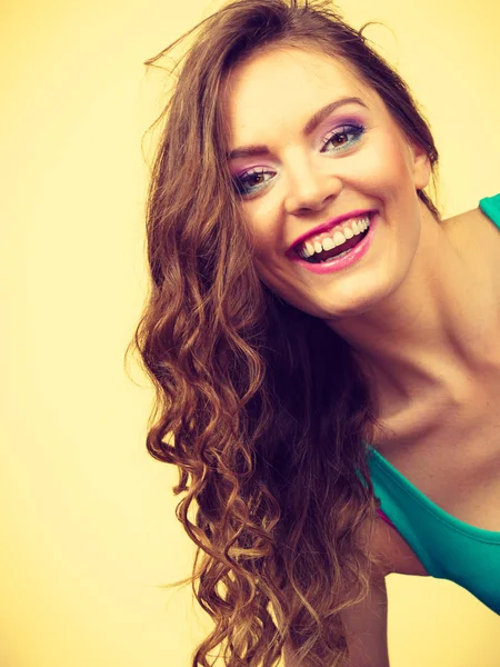Retrato, mujer joven con maquillaje colorido y top azul — Foto de Stock