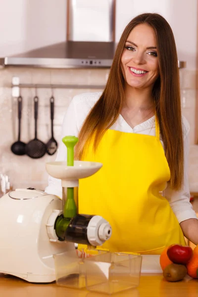 Mulher na cozinha preparando frutas para sucos — Fotografia de Stock