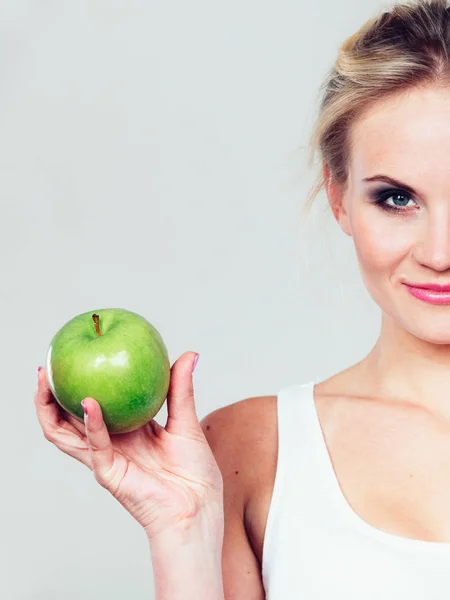 Fit woman holding apple fruit, dieting concept — Stock Photo, Image