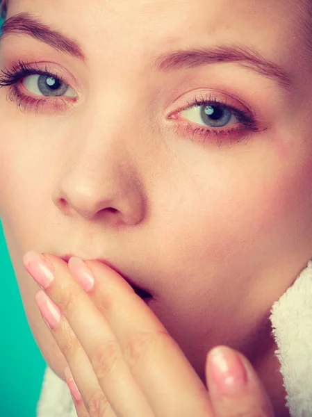 Bored sleepy woman yawning while holding towel — Stock Photo, Image