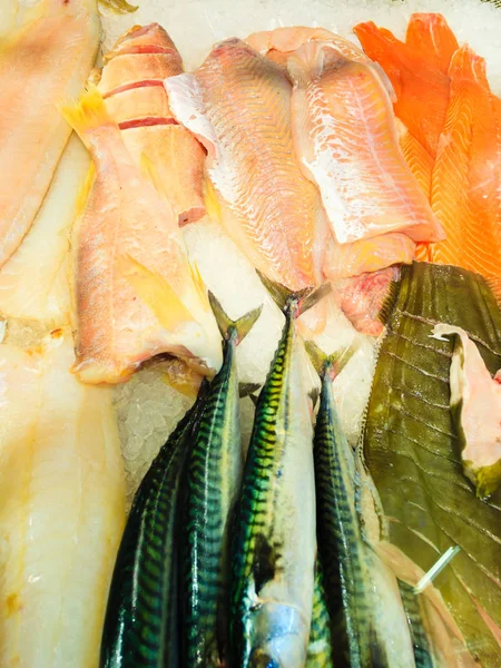 Peixes no mercado de peixe (Fisketorget) em Bergen, Noruega — Fotografia de Stock