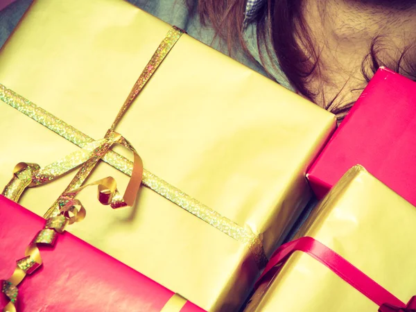 Manos masculinas con muchos regalos cajas de regalo — Foto de Stock