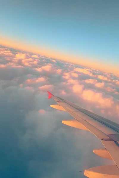 Uitzicht vanuit vliegtuig raam, wolk lucht — Stockfoto