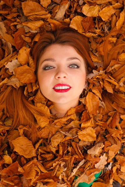 Mulher jovem coberta por folhas . — Fotografia de Stock