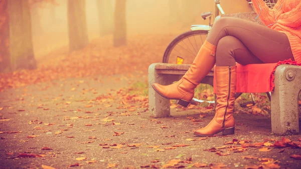Menina sentada no banco no parque de outono — Fotografia de Stock