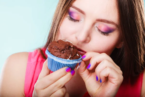 Glimlachende vrouw houdt chocoladetaart in de hand — Stockfoto