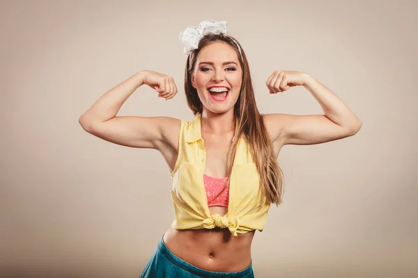 Felice bella pin up ragazza mostrando i muscoli. — Foto Stock