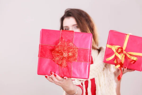 Kadın kırmızı Noel hediye kutuları tutar. — Stok fotoğraf
