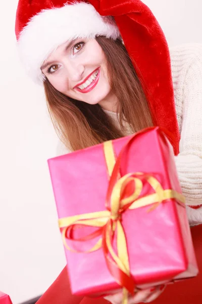 Donna con in mano una scatola regalo. Tempo di Natale — Foto Stock