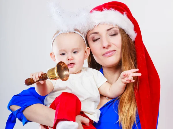 Madre vistiendo sombrero de santa sosteniendo bebé —  Fotos de Stock