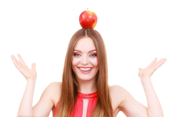 Красивая женщина держит яблочный плод на голове — стоковое фото
