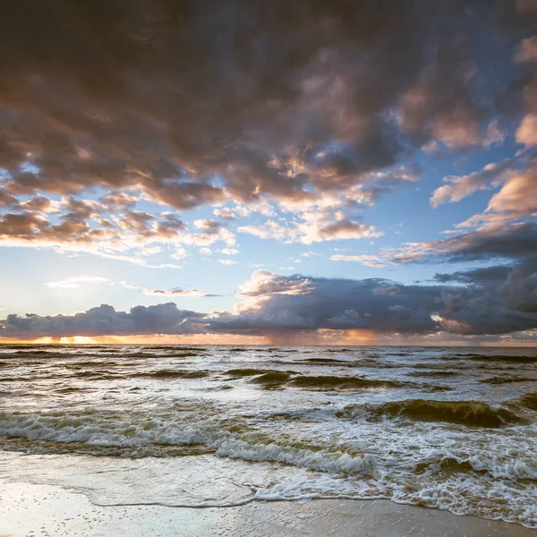 Schöner Sonnenuntergang mit Wolken über Meer und Strand — Stockfoto