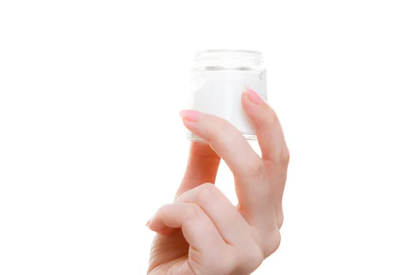 Mulher segurando creme em pacote frasco pequeno — Fotografia de Stock