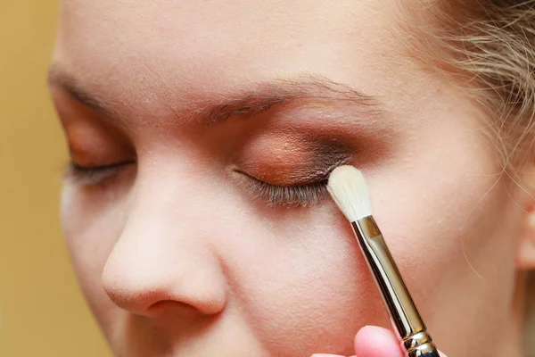 Close up woman getting make up, eyeshadow — Stock Photo, Image