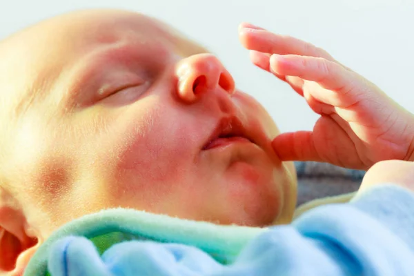 Neugeborenes Baby schläft im Pyjama — Stockfoto