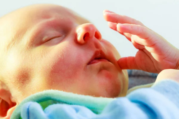 Yeni doğan bebek pijamalarla uyuyor — Stok fotoğraf