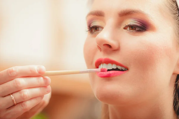 Make up artist applying lipstick with brush. — Stock Photo, Image