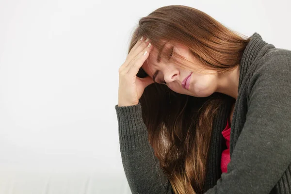 Giovane donna con mal di testa doloroso — Foto Stock