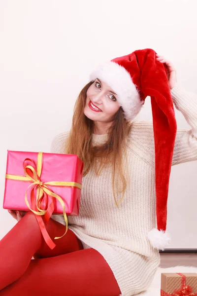 Frau im Geschenkkarton. Weihnachtszeit — Stockfoto