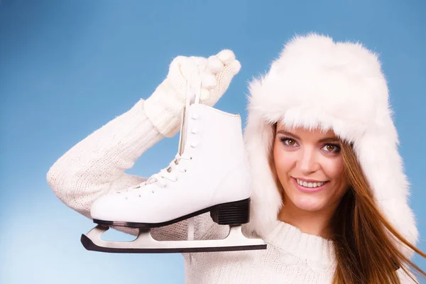 Sorrindo menina com patins brancos . — Fotografia de Stock