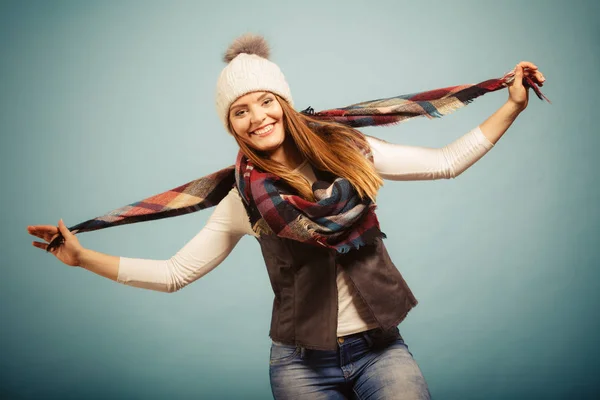 Радостная девушка в одежде осеннего сезона — стоковое фото