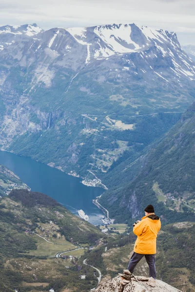 Turista tomando fotos desde el mirador Dalsnibba Noruega — Foto de Stock