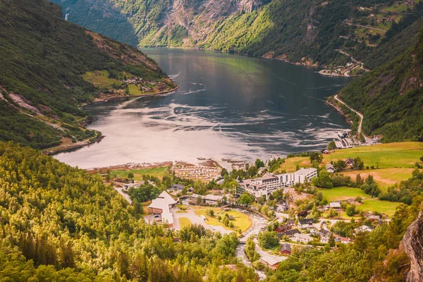 Geirangerfjord y Geiranger pueblo en Noruega —  Fotos de Stock