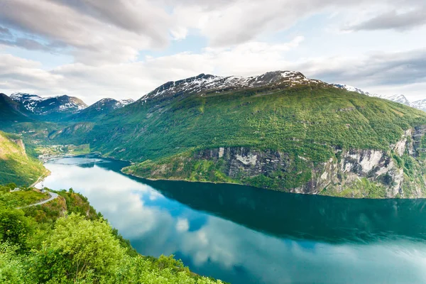 Widok na Geirangerfjord z punktu widzenia Flydasjuvet Norwegia — Zdjęcie stockowe