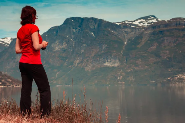Turystyczna kobieta korzystających z widokiem na fiord w Norwegii — Zdjęcie stockowe